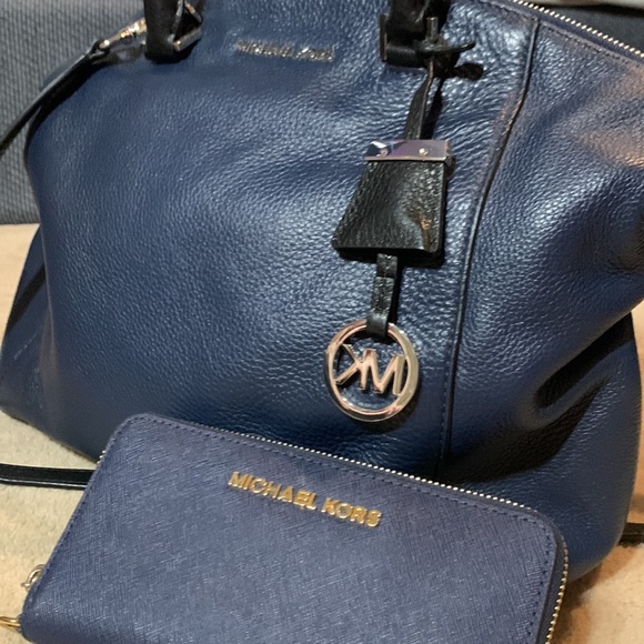 Michael Kors Navy Purse and Wallet set. - Picture 3 of 6